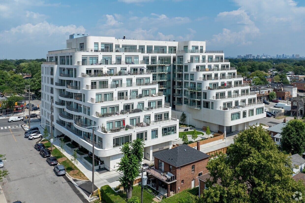 Reina Condos